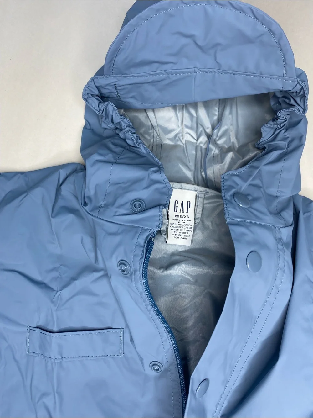 NWT Gap Kids Stormbuster Raincoat with Pouch Size XS full head hood coverage